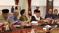 Ketua Dewan Pengarah BPIP Megawati Soekarnoputri beserta anggota saat berdialog dengan Presiden Jokowi di Istana Merdeka, Jakarta, Kamis (22/3). Pertemuan tersebut untuk meloprkan hasil kerja BPIP. (Liputan6.com/Angga Yuniar)