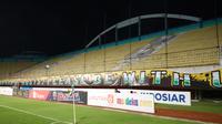 Tribune selatan Stadion Maguwoharjo, Sleman, tampak sepi dalam pertandingan melawan Borneo FC, Rabu (20/11/2019). (Bola.com/Vincentius Atmaja)