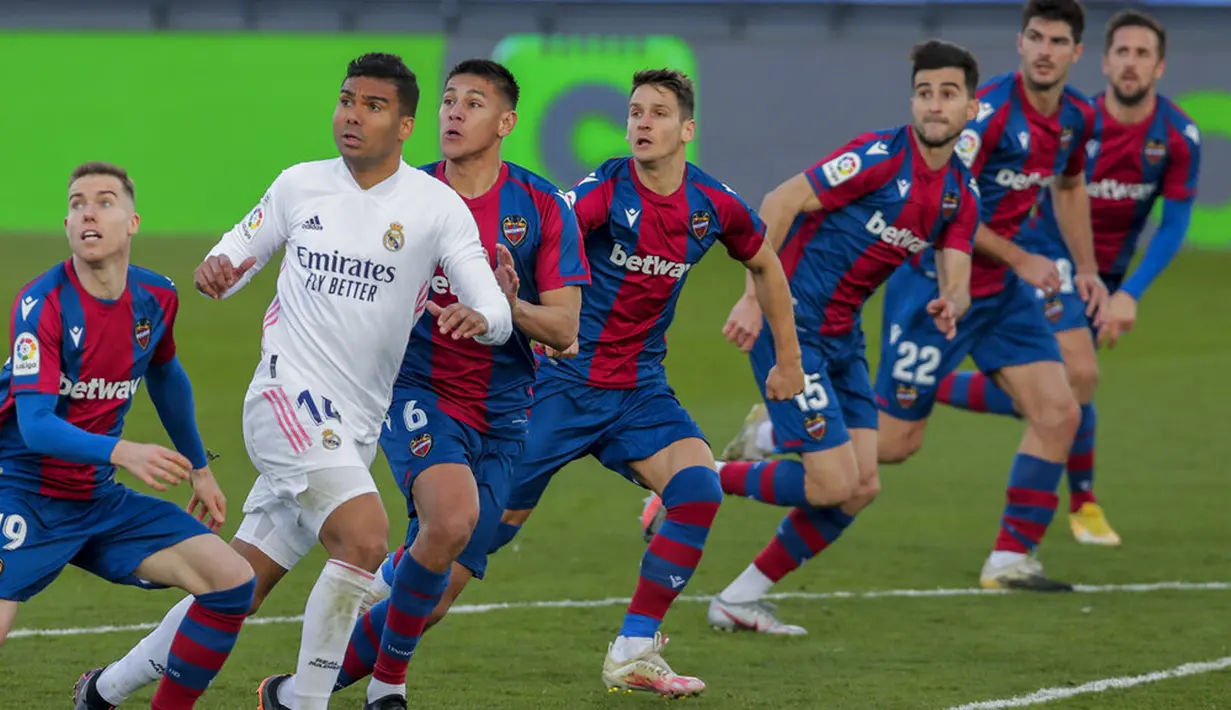 Pemain Real Madrid Casemiro (kedua kiri) berlari saat melawan Levante pada pertandingan Liga Spanyol di Stadion Alfredo Di Stefano, Madrid, Spanyol, Sabtu (30/1/2021). Real Madrid kalah 1-2. (AP Photo/Manu Fernandez)