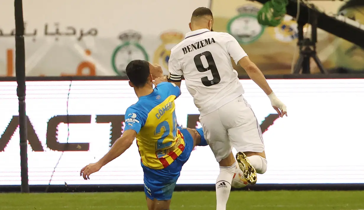 Pada menit ke-36 Karim Bnezema dijatuhkan bek Valencia, Eray Comert di dalam kotak penalti. Wasit pun tanpa ragu memberikan hadiah penalti kepada Real Madrid sekaligus mengganjar Eray Comert dengan kartu kuning. (AFP/Giuseppe Cacace)