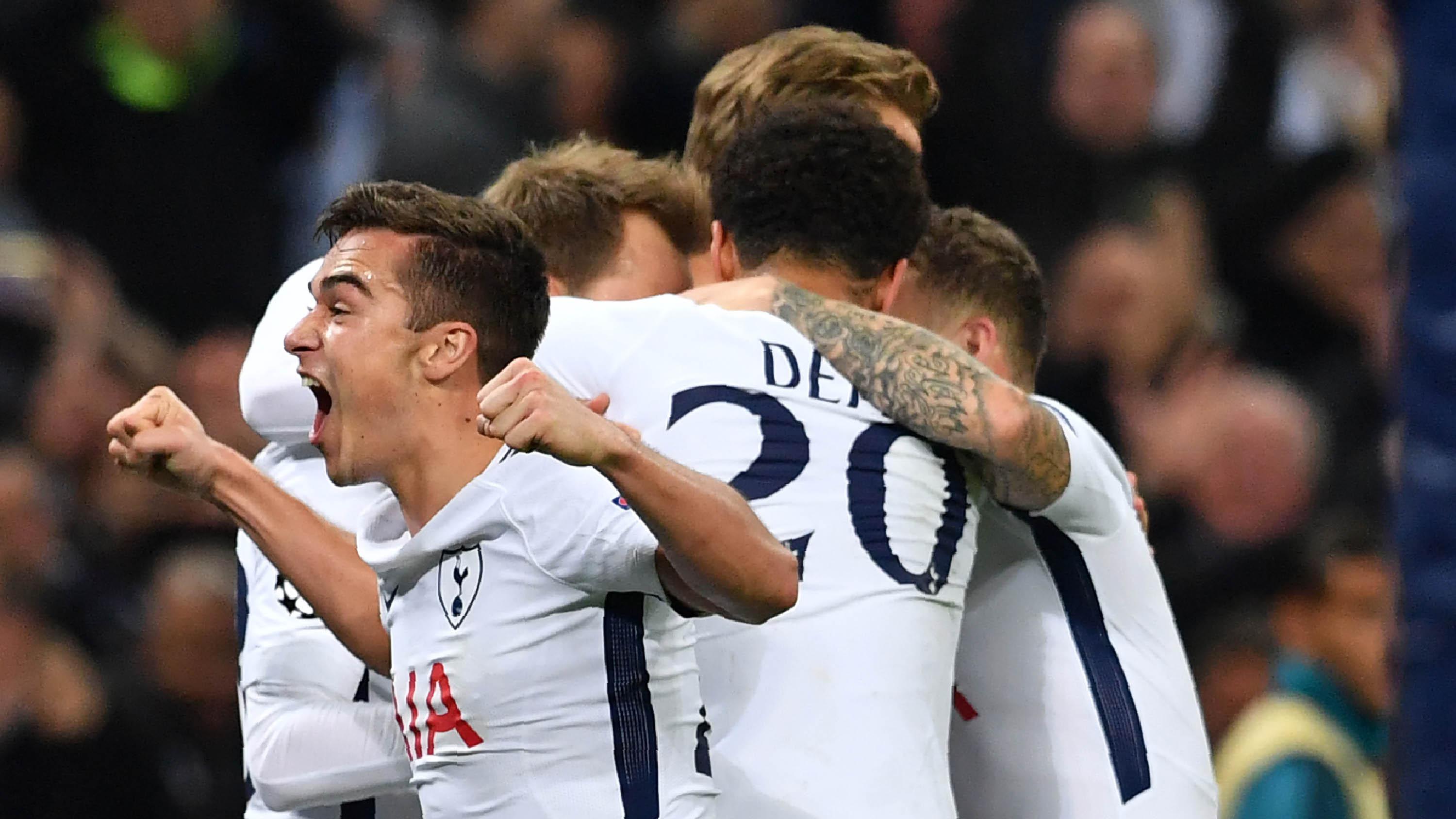 Gelandang Tottenham Hotspur, Harry Winks, merayakan gol yang dicetak oleh Christian Eriksen ke gawang Real Madrid pada Liga Champions di Stadion Wembley, London, Rabu (1/11/2017). Tottenham Hotspur menang 3-1 atas Real Madrid. (AFP/Ben Stansall)