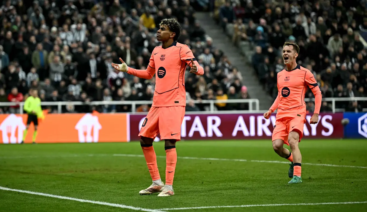 Pada menit-menit akhir pertandingan, tekanan Barcelona membuahkan hasil pada menit 90+5 ketika Dani Olmo dijatuhkan Malick Thiaw di dalam kotak penalti. Lamine Yamal maju sebagai eksekutor dan dengan tenang menaklukkan Aaron Ramsdale pada menit 90+6. Tampa dalam foto, penyerang Barcelona asal Spanyol, Lamine Yamal, merayakan golnya selama pertandingan leg pertama babak 16 besar Liga Champions 2025/2026 melawan Newcastle United di St James' Park, Newcastle-upon-Tyne, timur laut Inggris pada Selasa 10 Maret 2026 waktu setempat atau Rabu 11 Maret 2026 dini hari WIB. (Paul ELLIS/AFP)