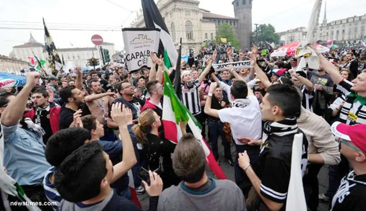 Para pendukung Juventus merayakan keberhasilan Juventus meraih Scudtto gelar Serie A musim 2012/2013 setelah mengalahkan Palermo 1-0, di Turin, Minggu, 5 Mei, 2013