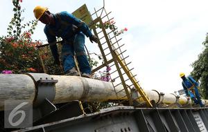 Pekerja merawat jaringan pipa gas milik Perusahaan Gas Negara (PGN) di Jakarta, Rabu (21/9/2016). (Liputan6.com/Helmi Afandi)