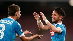 Striker Napoli, Dries Mertens, mencetak hattrick saat Napoli membungkam Bologna 6-0 dalam laga Serie A Italia di Stadion San Paolo, Naples, Rabu (20/4/2016) dini hari WIB. (AFP/Carlo Hermann)