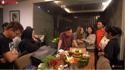 Acara dilanjutkan dengan memotong kue dan diberikan kepada istri dan anak-anaknya. Rasa bahagia pun bercampur haru. Ari Lasso memanjatkan doa di usianya yang menginjak kepala lima. Usai doa bersama, tumpeng dipotong dan dibagikan kepada anggota keluarga yang hadir. (Liputan6.com/YouTube/ARI LASSO TV)