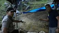 Batu di atas lubang penggalian harta karun Bung Karno yang menelan tiga korban jiwa. (Liputan6.com/Dian Kurniawan)
