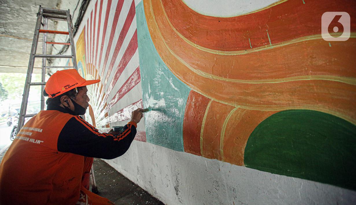 Petugas PPSU melukis mural dengan warna-warna cerah sehingga kolong Semanggi terlihat lebih cerah. Liputan6.com/Faizal Fanani)