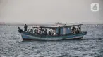 Wisatawan menggunakan kapal saat berkunjung ke Kepulauan Seribu, Jakarta, Minggu (27/2/2022). Destinasi Kepulauan Seribu masih menjadi tujuan wisata favorit warga Ibu Kota dalam mengisi liburan. (merdeka.com/Iqbal S. Nugroho)