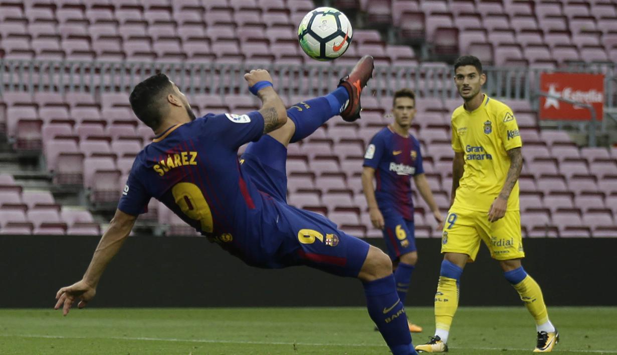 Striker Barcelona, Luis Suarez, melakukan tendangan salto saat melawan Las Palmas pada laga La Liga Spanyol di Stadion Camp Nou, Katalonia, Minggu (1/10/2017). Barcelona menang 3-0 atas Las Palmas. (AP/Manu Fernandez)