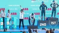 Presiden Joko Widodo atau Jokowi mengangkat piala Formula E dan memberikan kepada Pembalap Jaguar TCS Racing Mitch Evans (kanan) di atas podium Jakarta International E-Prix Circuit (JIEC), Jakarta, Sabtu (4/6/2022). Andalan Jaguar TCS Racing Mitch Evans memenangkan ajang balap Formula E Jakarta e-Prix 2022. (Liputan6.com/Herman Zakharia)