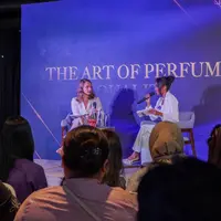 Perfumer asal Prancis, Pauline Ginisty (kiri), berbincang dalam acara 'Inside the Brain of a Perfumer'.