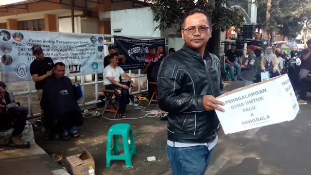 Cukur gratis sambil penggalangan dana komunitas tukang cukur untuk korban gempa Palu-Donggala