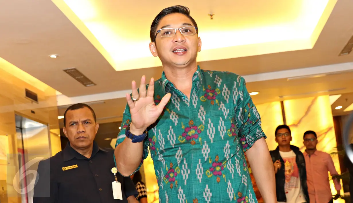 Vokalis Grup Band Ungu berjalan di sekitar Gedung RS Pondok Indah, Jakarta, (10/12). Rencananya Pasha datang untuk menjemput Aliyan Akhtar Raja Sulaiman. (Liputan6.com/Immanuel Antonius)