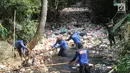 Petugas Satgas Sumber Daya Air Dinas PUPR Kota Depok melakukan pembersihan sampah sepanjang sekitar 500 meter yang memenuhi Kali Pelayangan di Kampung Utan Jaya, depok, Jawa Barat, Senin (12/8/2019). (merdeka.com/Arie Basuki)