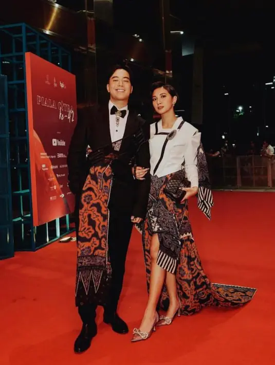 Dampingi sang istri di acara FFI 2022, Vidi Aldiano tampil senada dengan sang istri mengenakan blazer dipadu kain batik karya desainer Radinindra. @vidialdiano @sheiladaisha.