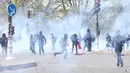 Gas air mata terlihat saat demonstrasi menolak reformasi undang-undang buruh di Paris, Prancis, Kamis (28/4). Bentrokan terjadi saat polisi menembakkan gas air mata kepada demonstran yang melemparinya dengan botol dan bebatuan. (REUTERS/Charles Platiau)  
