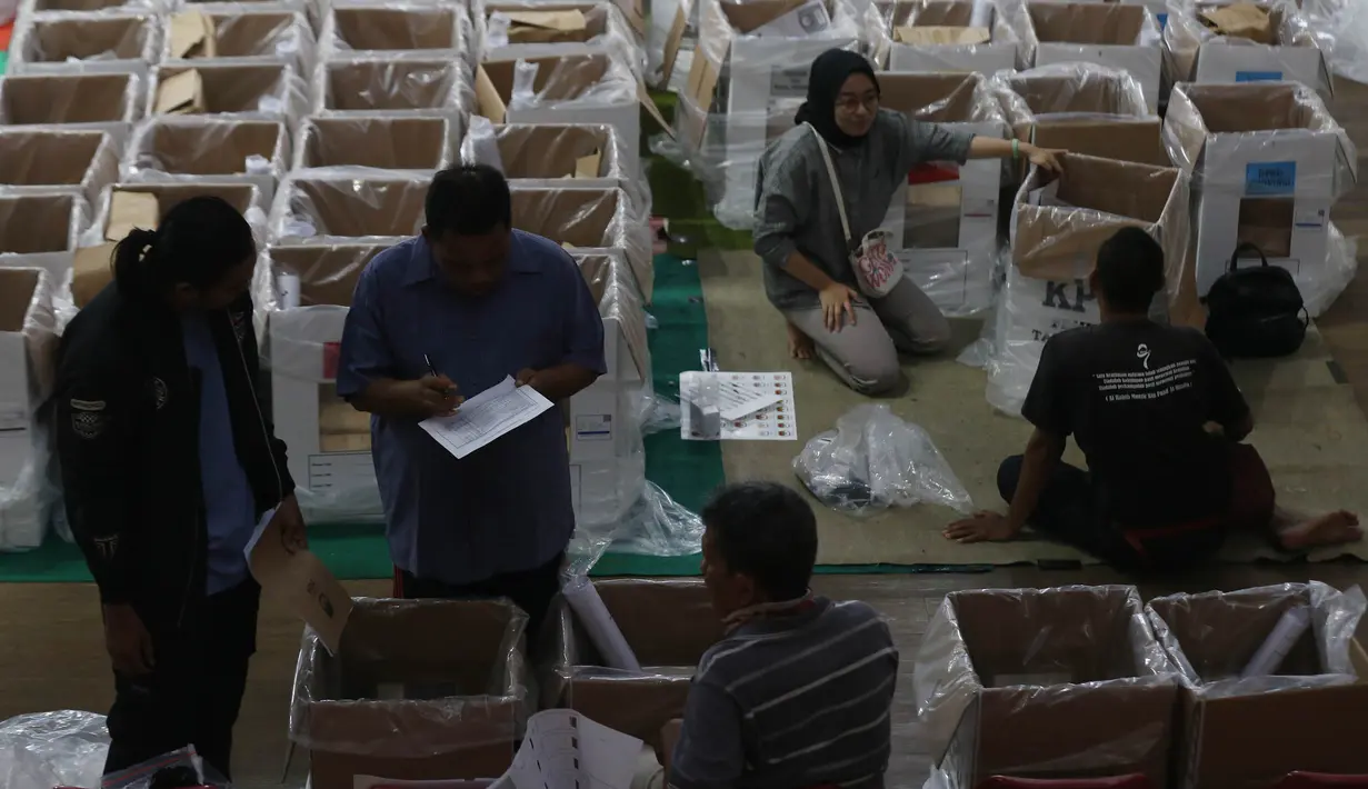 Petugas mengecek kelengkapan logistik Pemilu 2024 sebelum didistribusikan di GOR Cempaka Putih, Jakarta, Selasa (6/2/2024). (merdeka.com/Imam Buhori)