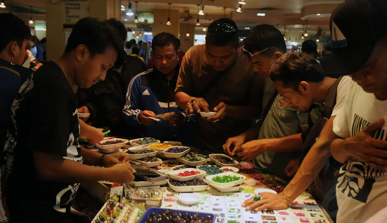 Beberapa pengunjung memilih koleksi batu akik yang ditawarkan pedagang di Jakarta Gems Center, Rawa Bening, (27/9/2014). (Liputan6.com/Helmi Fithriansyah)