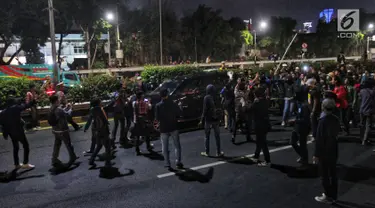 Mahasiswa dari berbagai kampus se Jabdetabek berunjuk rasa menutup jalan tol dalam kota di depan Gedung DPR/MPR, Jakarta, Senin (23/9/2019). Mereka menolak pengesahan RUU KUHP dan revisi UU KPK. (Liputan6.com/JohanTallo)