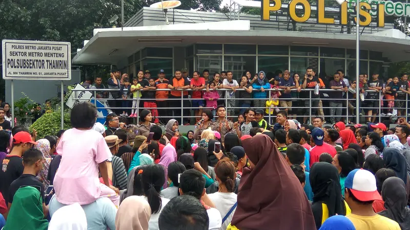 Polda Metro Jaya menggelar kampanye keselamatan berlalu lintas dengan cara bernyanyi dan berjoget bersama masyarakat. (Liputan6.com/Nafiysul Qodar)