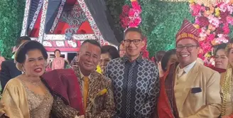 Ditambah dengan loafers emas berduri yang berkilauan sebagai pelengkap gayanya. [@fcgweddings]