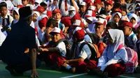 Seorang guru menyapa murid baru di hari pertama masuk sekolah di sekolah SDN 03, Pesanggrahan, Jakarta Selatan, Senin (16/7). Hari ini merupakan hari pertama masuk sekolah untuk tahun ajaran 2018-2019. (Merdeka.com/Arie Basuki)