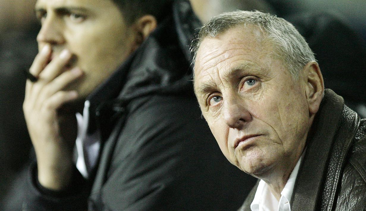 Johan Cruyff - Legenda Timnas Belanda dan Barcelona ini terkenal sebagai perokok berat baik saat menjadi pemain maupun pelatih. Dalam sehari Cruyff mampu menghisap rokok hingga 20 batang. (AFP/Josep Lago)