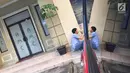 Seorang pria beristirahat di teras Klinik Azzahra Medical Center, Jakarta, Jumat (10/11). Tak ada garis polisi terpasang usai peristiwa dokter Letty Sultri yang tewas ditembak suaminya sendiri, dokter Helmi di klinik itu. (Liputan6.com/Immanuel Antonius)