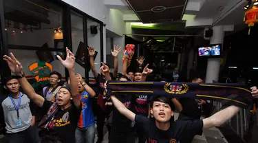 Komunitas suporter klub sepak bola asal Spanyol, Barcelona menggelar acara nonton bareng laga "Blaurgrana" kontra Malaga di Pasar Festival, Jakarta, (21/2/2015). (Liputan6.com/Helmi Fithriansyah)