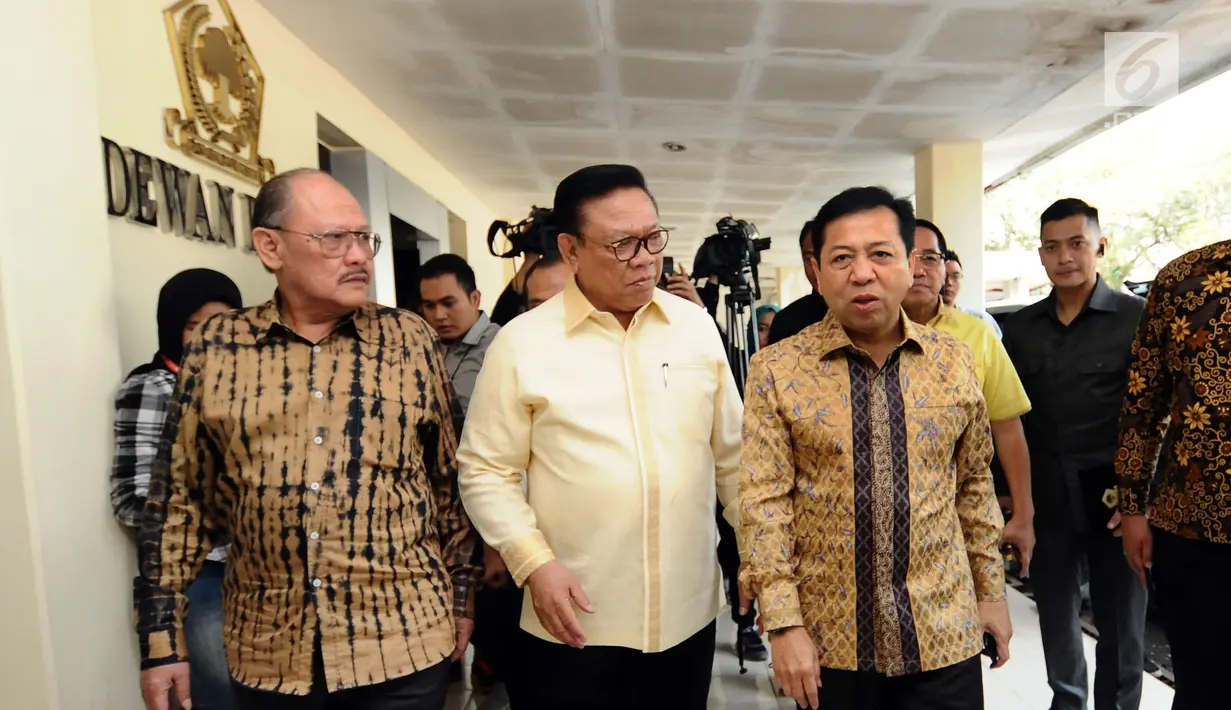 Ketua Dewan Pakar PartaiGolkar, Agung Laksono (kedua kiri) berbincang dengan Ketua Umum, Setya Novanto jelang Rapat Pleno XI Dewan Pakar di Jakarta, Jumat (21/7). Rapat membahas perkembangan strategis aktual. (Liputan6.com/HelmiFithriansyah)