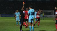 Striker Persela Lamongan, Alex dos Santos Goncalves, harus menerima kartu merah di laga pekan pertama Shopee Liga 1 2019 yang digelar di Stadion Surajaya, Lamongan, Jumat (17/5/2019). (Bola.com/Zaidan Nazarul)