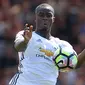 Bek Manchester United, Eric Bailly, mengontrol bola saat melawan Bournemouth pada laga Liga Premier Inggris di Stadion Vitality, Bournemouth, Minggu (14/8/2016). MU menang 3-1 atas Bournemouth. (AFP/Glyn Kirk)