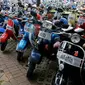 Sejumlah vespa terparkir saat berlangsungnya Jakarta Mods Mayday 2017, Jakarta, Sabtu (13/5). Jakarta Mods Mayday 2017 merupakan ajang berkumpulnya penggemar skuter Vespa. (Liputan6.com/Johan Tallo)