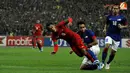 Pemain Timnas Indonesia, Samsul Arif diganjal Pemain Malaysia,Mohamad Aidil dalam Laga Piala AFF Suzuki 2012 antara Malaysia vs Indonesia di Stadion Bukit Jalil, Kuala Lumpur, Malaysia. pertandingan berakhir dengan skor 2-0 untuk Malaysia.
