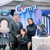 Inilah momen Gisella Anastasia dan Gading Marten yang ikut mengenakan pakaian serba hitam. Dekorasi rumah tua lengkap dengan sarang laba-laba jadi nuansa unik di momen bahagia ultah Gempi ke-8 ini. (Liputan6.com/IG/@gisel_la)