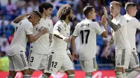 Pemain Real Madrid merayakan gol Mariano (kiri) ke gawang Villarreal pada lanjutan La Liga, di Santiago Bernabeu, Minggu (5/5/2019). (AFP/Javier Soriano)