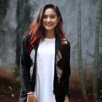 Artis peran Salshabilla Adriani mengaku bangga didapuk menjadi cover novel karya Anggun Prameswari. Ia menjadi salah satua artis yang menjadi cover dari tiga buku bertajuk Second Chance series. (Nurwahyunan/Bintang.com)