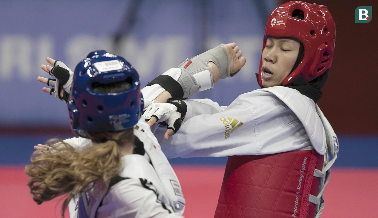 Atlet taekwondo Indonesia, Mariska Halinda, saat melawan wakil Lebanon, Laetitia Aoun, pada babak perdelapan final Asian Games di JCC, Jakarta, Senin (20/8/2018). Mariska Halinda kalah poin 22-23 dari Laetitia Aoun. (Bola.com/Peksi Cahyo)