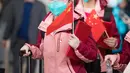 Sejumlah staf medis dari Provinsi Hunan berjalan untuk menaiki kereta di Stasiun Kereta Api Wuhan di Provinsi Hubei, China tengah (17/3/2020). Beberapa tim bantuan medis mulai meninggalkan Hubei ketika epidemi COVID-19 yang terkena dampak paling parah itu terus menurun. (Xinhua/Xiao Yijiu)