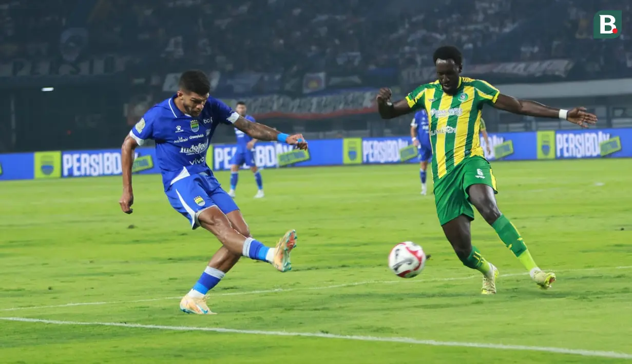 Pemain Persib Bandung, Berguinho (kiri) berusaha mencetak gol ke gawang PSBS Biak dalam laga pekan ke-18 BRI Super League 2025/2026 di Stadion GBLA, Kota Bandung, Minggu (25/1/2026) malam. (Bola.com/Erwin Snaz)