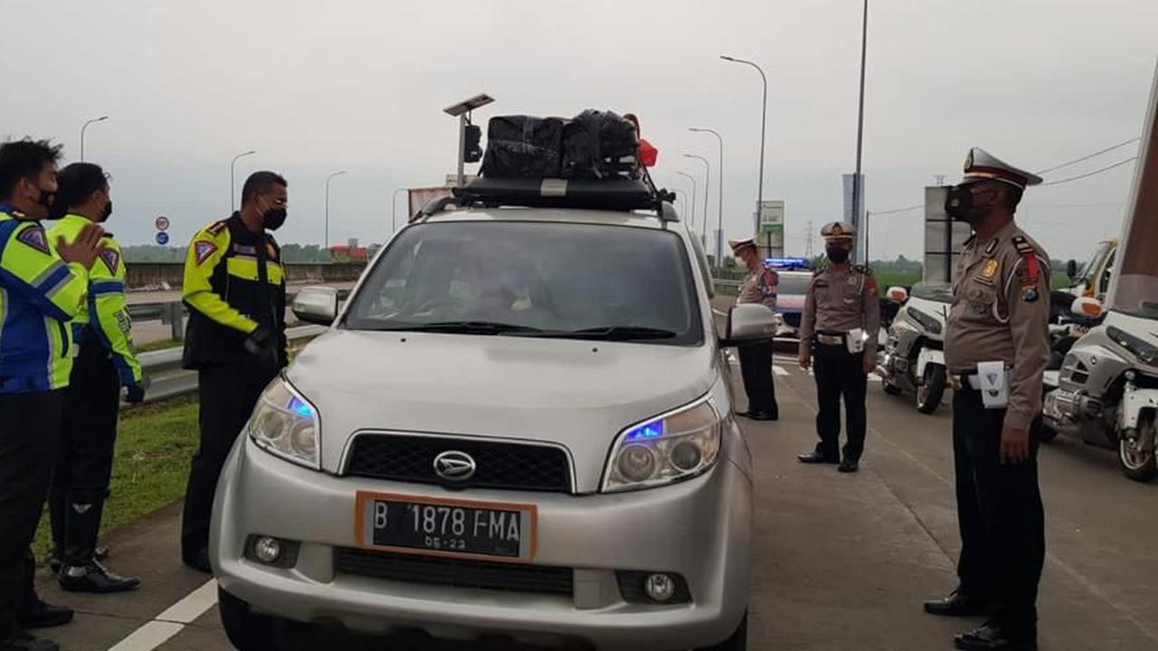 Dirlantas Polda Jatim melakukan rekayasa lalulintas untuk melancarkan mudik lebaran 2022. (Dian Kurniawan/Liputan6.com).