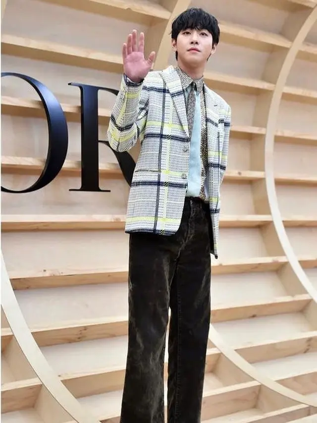 Parade 10 Busana Artis Korea yang Hadir di Fashion Show Dior Fall 2022 , Jisoo BLACKPINK hingga Suzy