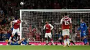 Penyerang Arsenal, Olivier Giroud melakukan sundulan yang membuahkan gol ke-4 untuk Arsenal saat pertandingan melawan Leicester City pada pertadingan Liga Inggris di  Stadion Emirates, London (11/8). (AP Photo/Alastair Grant)