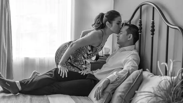 14 Tahun Menikah, Ini 6 Pemotretan Mesra Ari Wibowo dan Istri