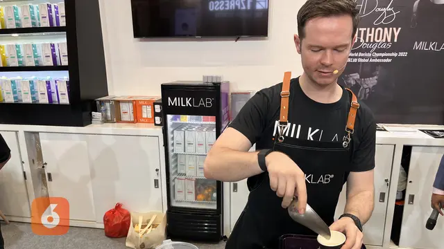 Saat rangkaian acara World of Coffee 2025, yang berlangsung di Jakarta pada  Anthony Douglas, Winner of World Barista Championship 2022 yang juga MilkLab Global Ambassador memberikan meracik kopi dengan susu plantbased.