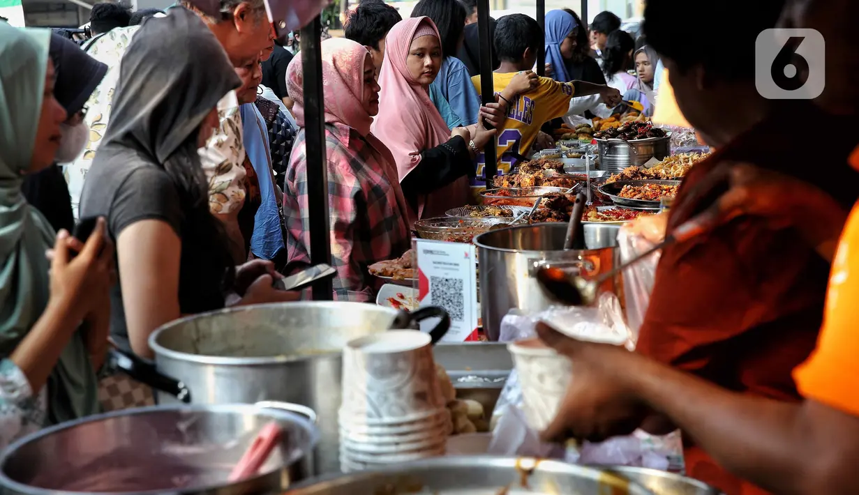 Pasar Takjil Benhil ramai dikunjungi masyarakat selama bulan Ramadhan untuk mencari aneka takjil berbuka puasa. (Liputan6.com/Angga Yuniar)