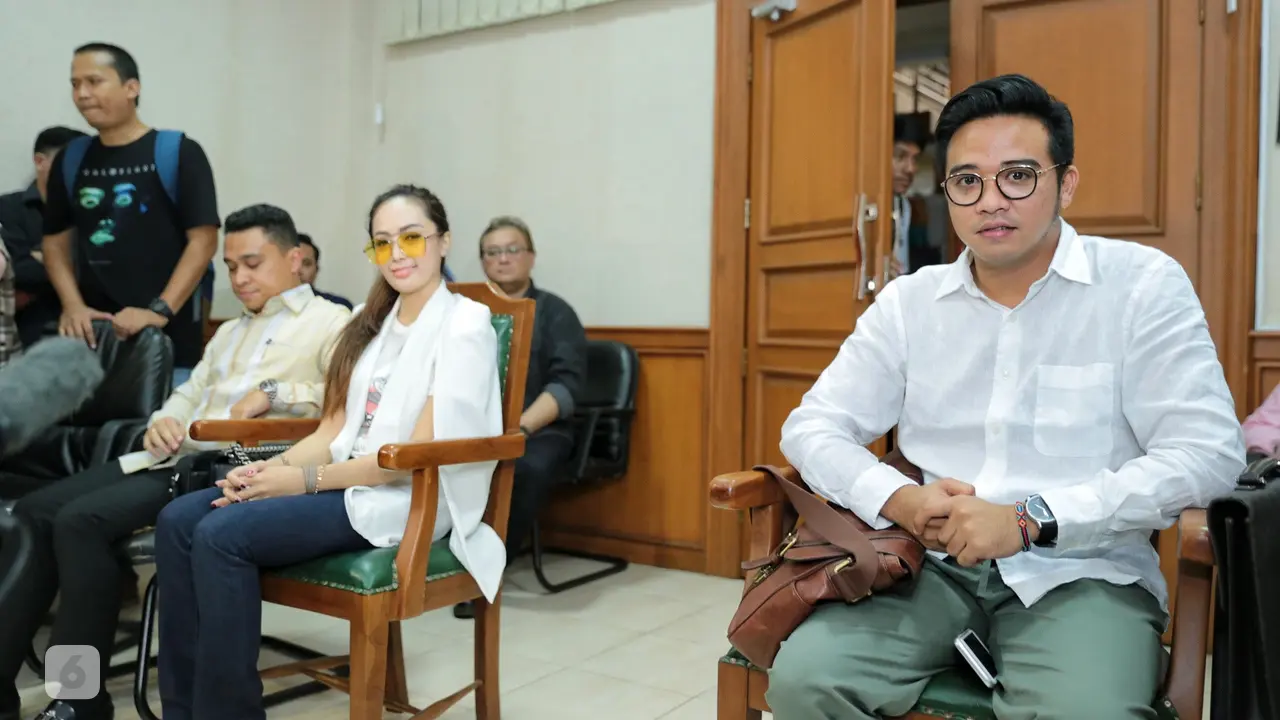[Bintang] Roby Geisha dan Cinta Ratu Nansya