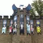 Bendera para kontestan Liga Champions dipajang di Cardiff Castle, Wales. (Liputan6.com/Harley Ikhsan)