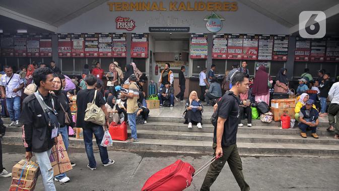 Penumpang Membludak di Terminal Kalideres Jelang Lebaran, Ruang Tunggu Tak Muat